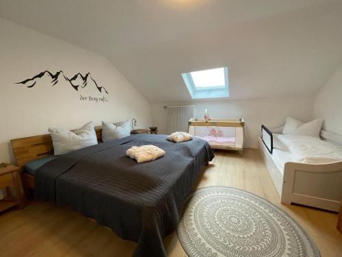 a bedroom with a bed with two towels on it at Ferienwohnung Teufelsbauer in Rimbach