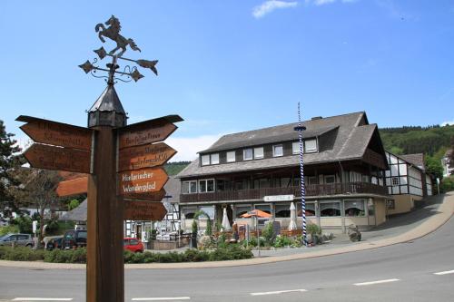 ein Straßenschild vor einem großen Gebäude in der Unterkunft Gasthof Müller in Winterberg