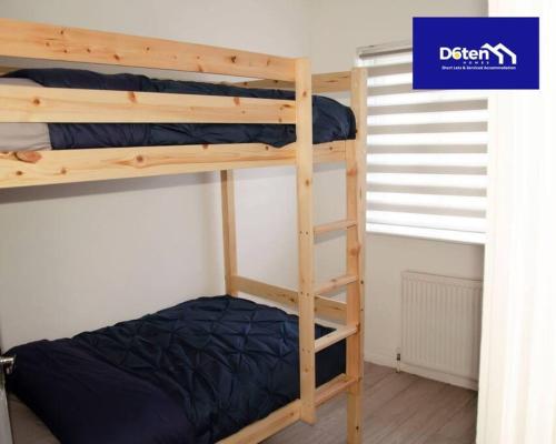 een slaapkamer met 2 stapelbedden en een ladder bij Sleeps 7x Weekly, Monthly Discounts x Free Parking in Forest Hill