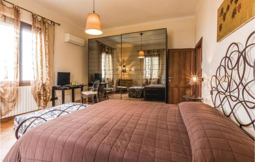 una camera da letto con un grande letto e un grande specchio di Casale Delle Rose a Lendinara