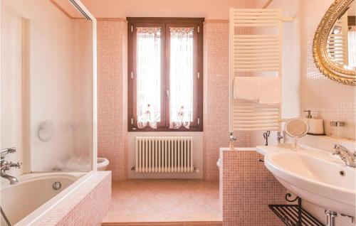 e bagno con vasca, lavandino e vasca. di Casale Delle Rose a Lendinara