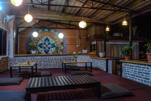 een restaurant met twee tafels en een muurschildering aan de muur bij Happy Donkey hostel in Kathmandu