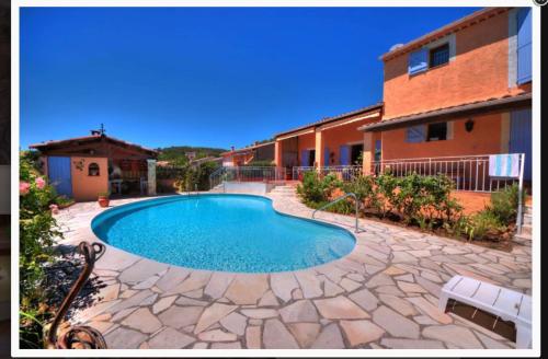 - une piscine dans une cour à côté d'un bâtiment dans l'établissement La Flourida, à Montfort-sur-Argens