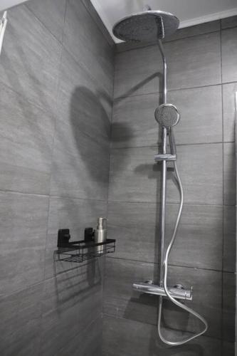 une douche avec pommeau de douche dans une salle de bain dans l'établissement Le Cloudy - @Kreativehome_, à Rouen