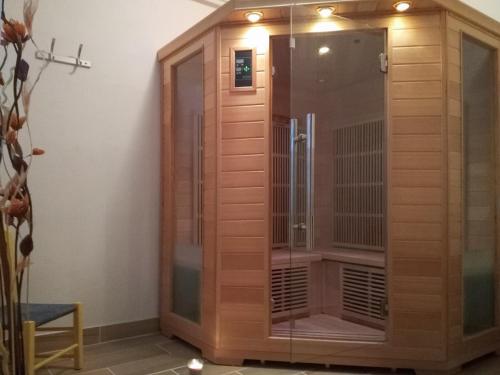 doccia con porta in vetro in camera di Gîte SOLDANELLE - 15 personnes - "Les Gites du Chalet" à Autrans ad Autrans