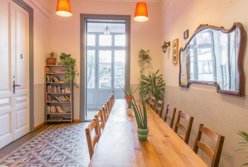 jadalnia z długim stołem i krzesłami w obiekcie Soul Backpackers Barcelona w Barcelonie
