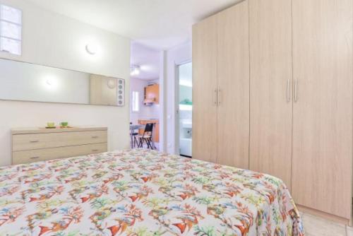 a bedroom with a large bed with a colorful bedspread at Appartamento Il Nido in Palazzo