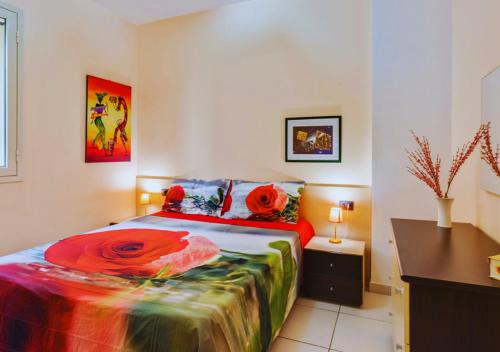 レイタニにあるVilla Verdemareのベッドルーム1室(赤い花のベッド1台付)