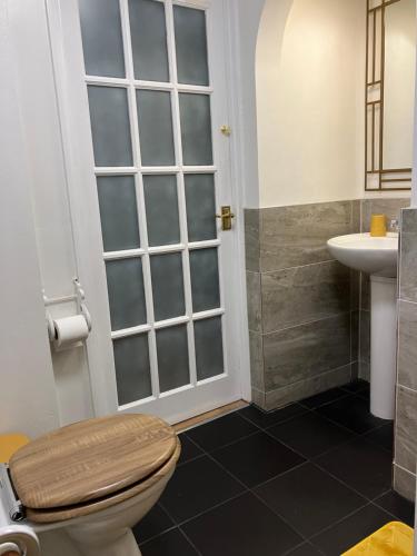 Bilik mandi di Lovely family seafront property in Burnham-on-Sea