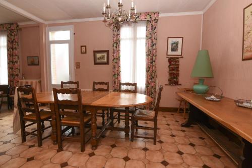 une salle à manger avec une table et des chaises en bois dans l'établissement l'Inattendue Maison avec Jardin, à Dieppe