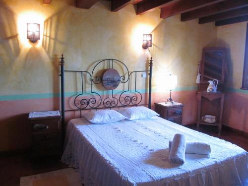 a bedroom with a bed with a blue bedspread at Golf & Surf Holiday House in Casal da Lagoa Seca