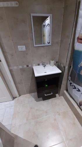 y baño con lavabo y espejo. en Amplio departamento completo en Caba en Buenos Aires