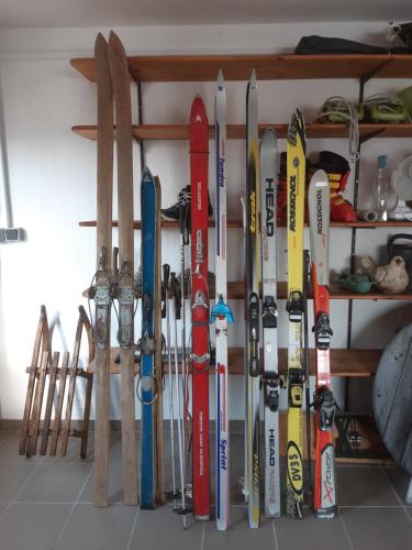 a bunch of skis and snowboards are lined up on a shelf at Landhaus-Stockinger in Büchlberg