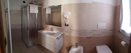 Villareggia的住宿－B&B LA DEA LUMACA，一间带水槽和卫生间的浴室以及一部电话