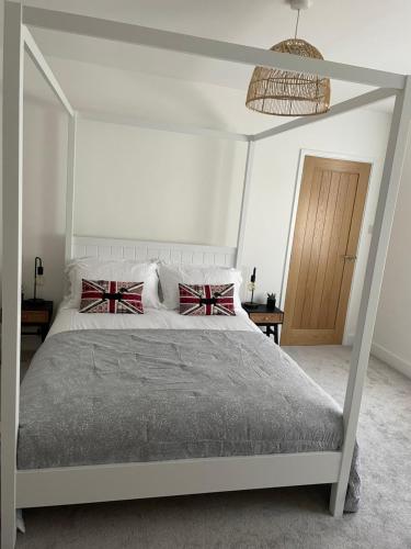um quarto com uma cama de dossel branca em The Hideaway em Modbury