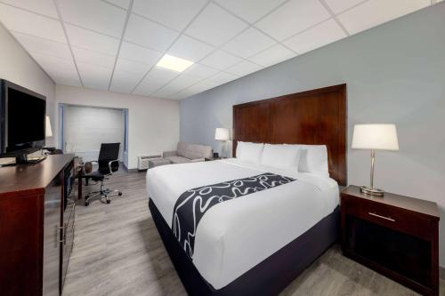 Postel nebo postele na pokoji v ubytování La Quinta Inn by Wyndham Lynnwood