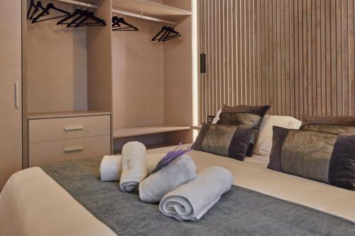 sypialnia z dwoma łóżkami i ręcznikami w obiekcie Little Sopranis Little Apartments w Kadyksie