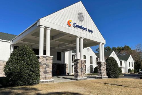 a building with a cambridge inn sign on it at Comfort Inn in Pinehurst