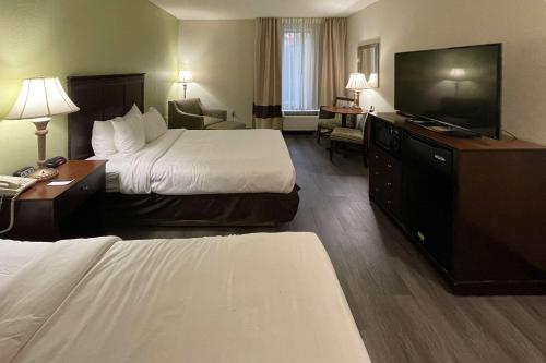 Habitación de hotel con 2 camas y TV de pantalla plana. en Comfort Inn, en Pinehurst