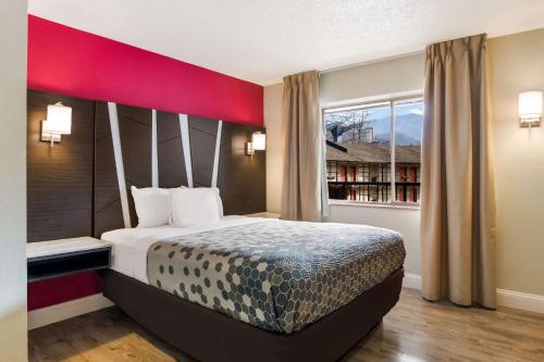 ein Hotelzimmer mit einem Bett und einem Fenster in der Unterkunft Econo Lodge Inn & Suites on the River in Gatlinburg
