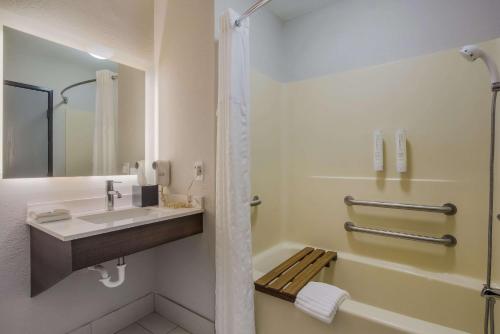 Ένα μπάνιο στο Clarion Pointe Harrodsburg-Danville