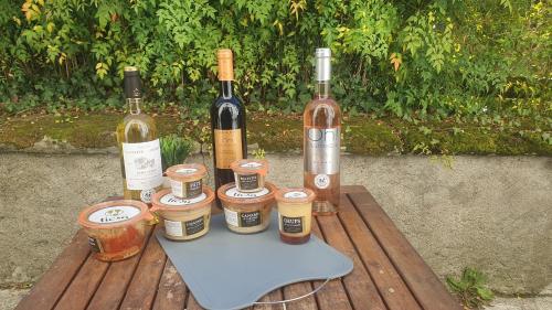 - un groupe de bouteilles de vin assises sur une table en bois dans l'établissement Bel appartement en centre-ville avec terrasse, à Pau