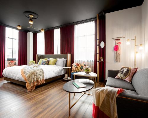 sypialnia z łóżkiem i kanapą w obiekcie The Broadview Hotel w mieście Toronto