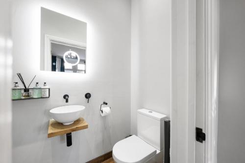 Stylish modern apartment near the city centre with nearby off-road parking photo 24