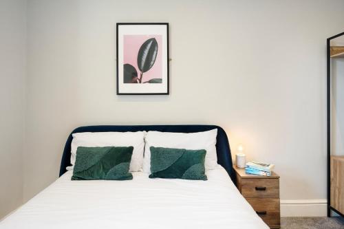 Stylish modern apartment near the city centre with nearby off-road parking photo 19