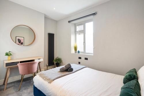 Stylish modern apartment near the city centre with nearby off-road parking photo 8