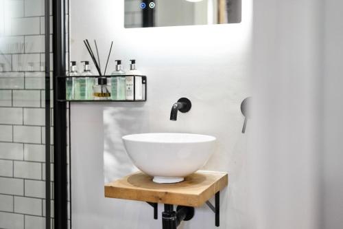 Stylish modern apartment near the city centre with nearby off-road parking photo 28