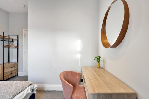 Stylish modern apartment near the city centre with nearby off-road parking photo 22