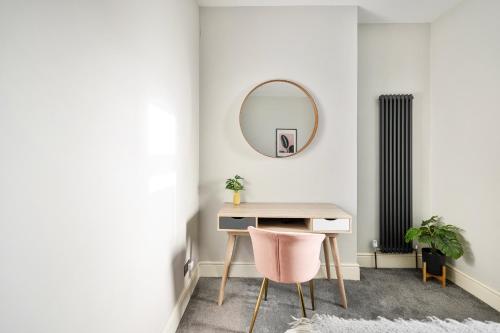 Stylish modern apartment near the city centre with nearby off-road parking photo 20