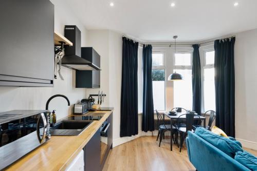 Stylish modern apartment near the city centre with nearby off-road parking photo 18