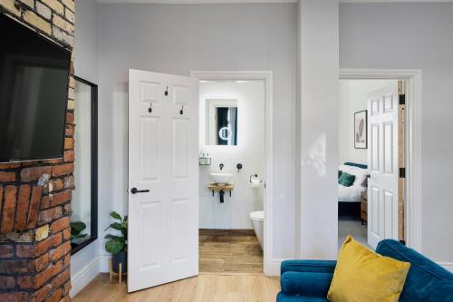 Stylish modern apartment near the city centre with nearby off-road parking photo 4