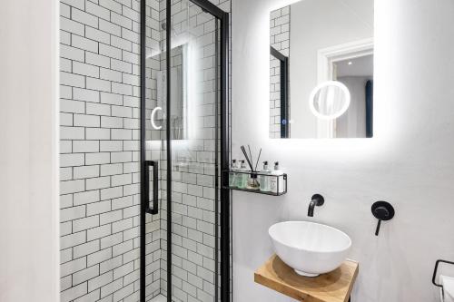 Stylish modern apartment near the city centre with nearby off-road parking photo 11