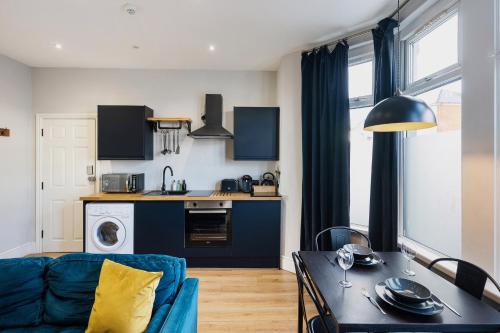 Stylish modern apartment near the city centre with nearby off-road parking photo 32