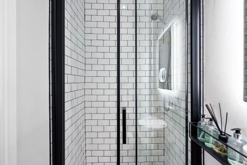 Stylish modern apartment near the city centre with nearby off-road parking photo 23