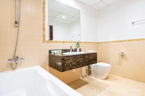 杜拜的住宿－LUX The JBR BlueWaters View Suite 2，带浴缸、盥洗盆和卫生间的浴室