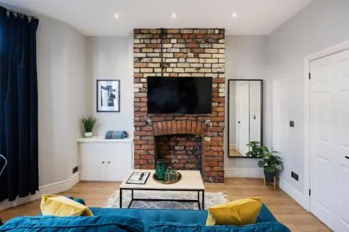 Stylish modern apartment near the city centre with nearby off-road parking photo 1