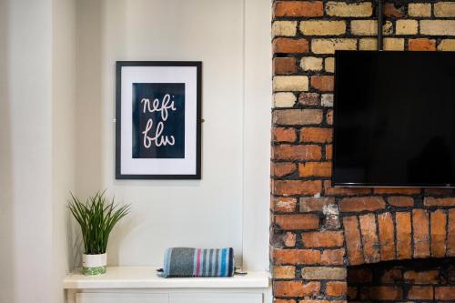 Stylish modern apartment near the city centre with nearby off-road parking photo 12