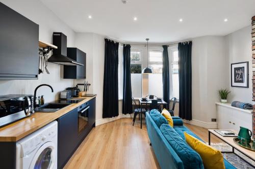 Stylish modern apartment near the city centre with nearby off-road parking photo 33