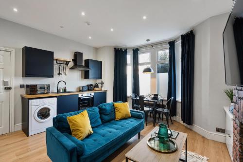 Stylish modern apartment near the city centre with nearby off-road parking photo 5