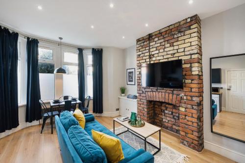 Stylish modern apartment near the city centre with nearby off-road parking photo 15