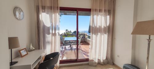 Bahia de CasaresにあるVista Bahia sea viewのバルコニーの景色を望む窓付きの客室です。