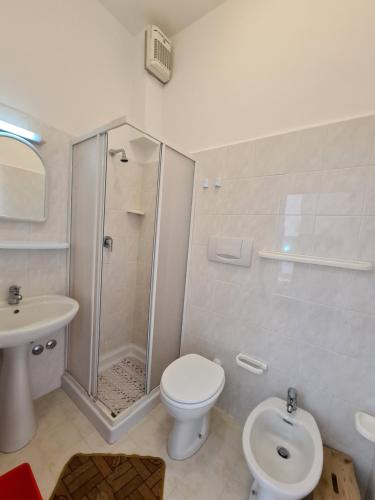 een badkamer met een douche, een toilet en een wastafel bij B&B Santa Lucia in San Giovanni Rotondo