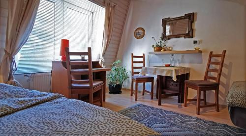 um quarto com uma cama, uma mesa e cadeiras em Bed and Breakfast - Doppelzimmer em Sauerthal