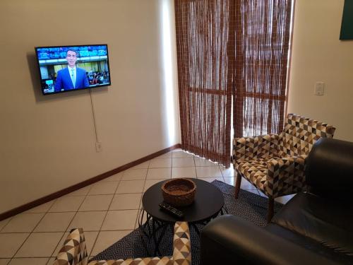 En tv och/eller ett underhållningssystem på Hermoso departamento en Bombas con vista al mar