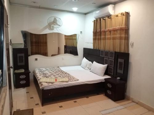 Ένα ή περισσότερα κρεβάτια σε δωμάτιο στο Hill view Guest House - Family Hotel at Prime location, all facilities are available in surrounding
