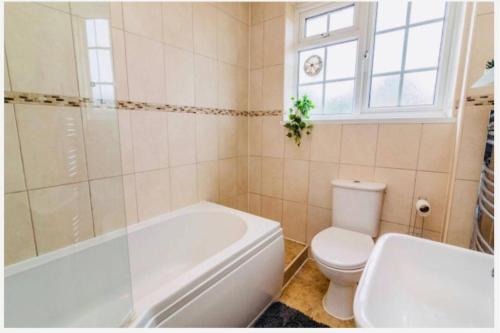 A bathroom at Elton Mews House 2 bed house quiet residential area 5MINS INTO NOTTINGHAM CITY CENTRE close to Nottingham City Hospital